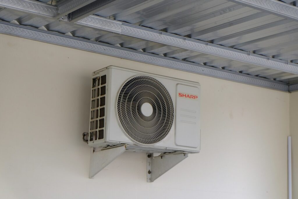 Air conditioning unit mounted on an outside wall